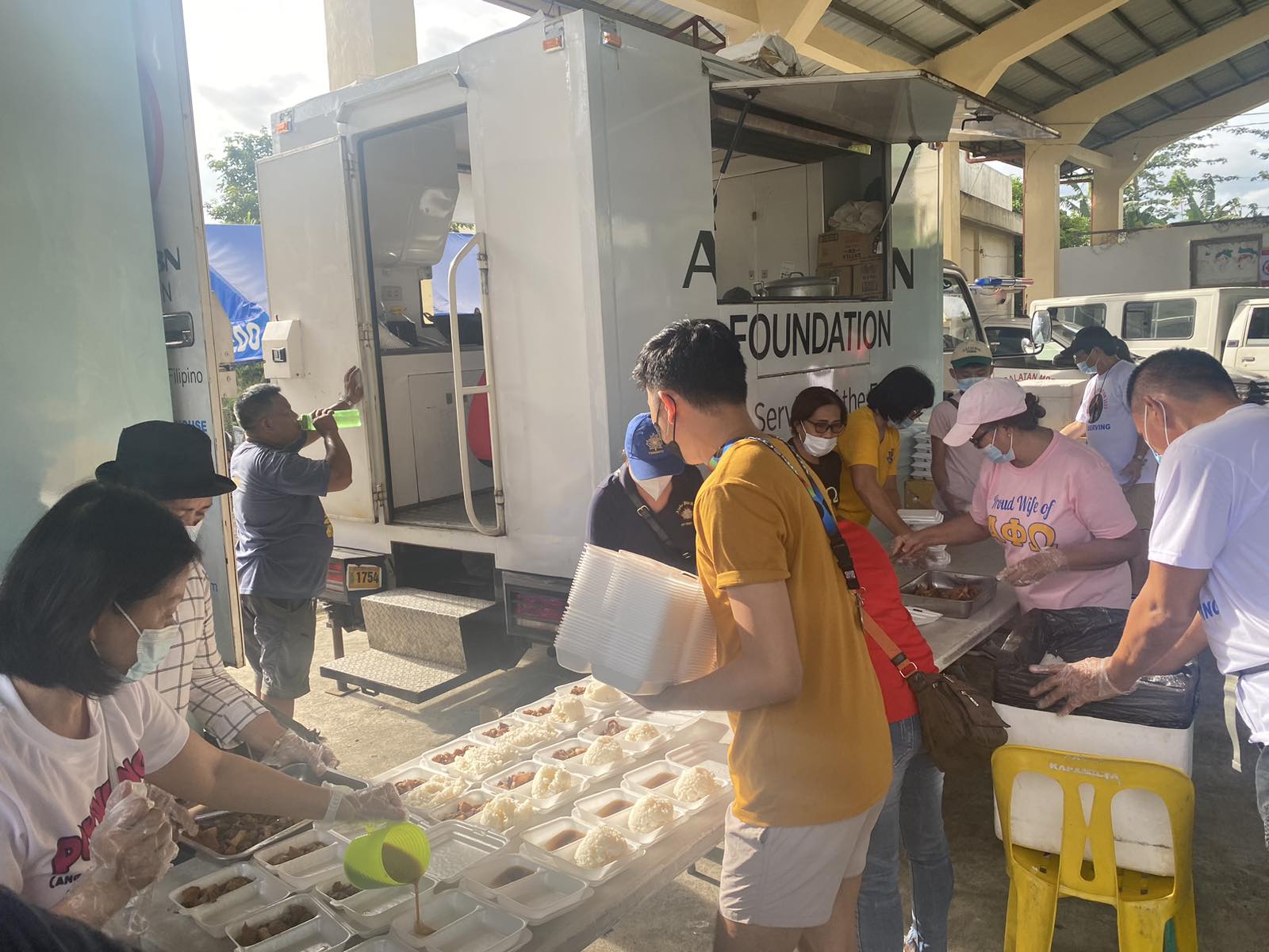 ABS CBN FOUNDATION AIDS EVACUEES IN ALBAY 2