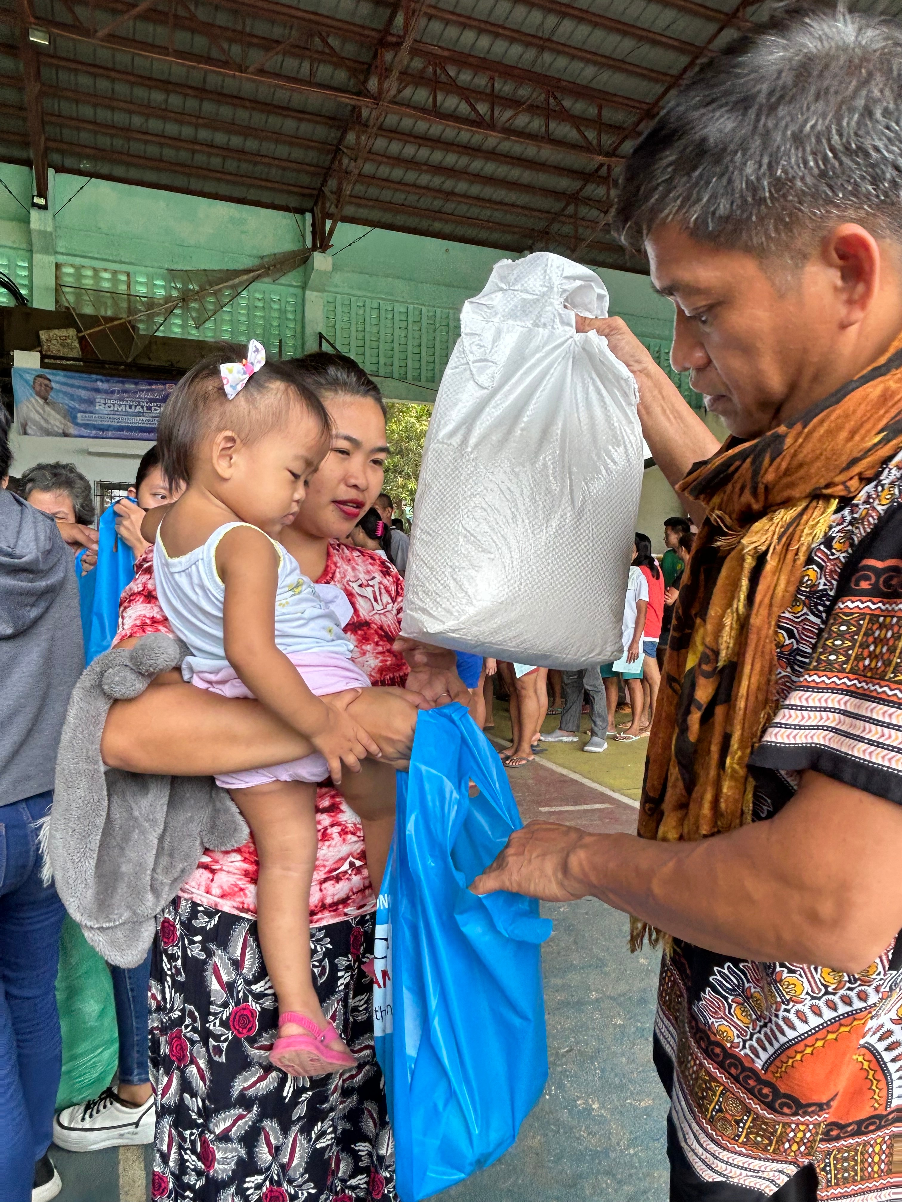 ABS CBN FOUNDATION AIDS EVACUEES IN ALBAY 3