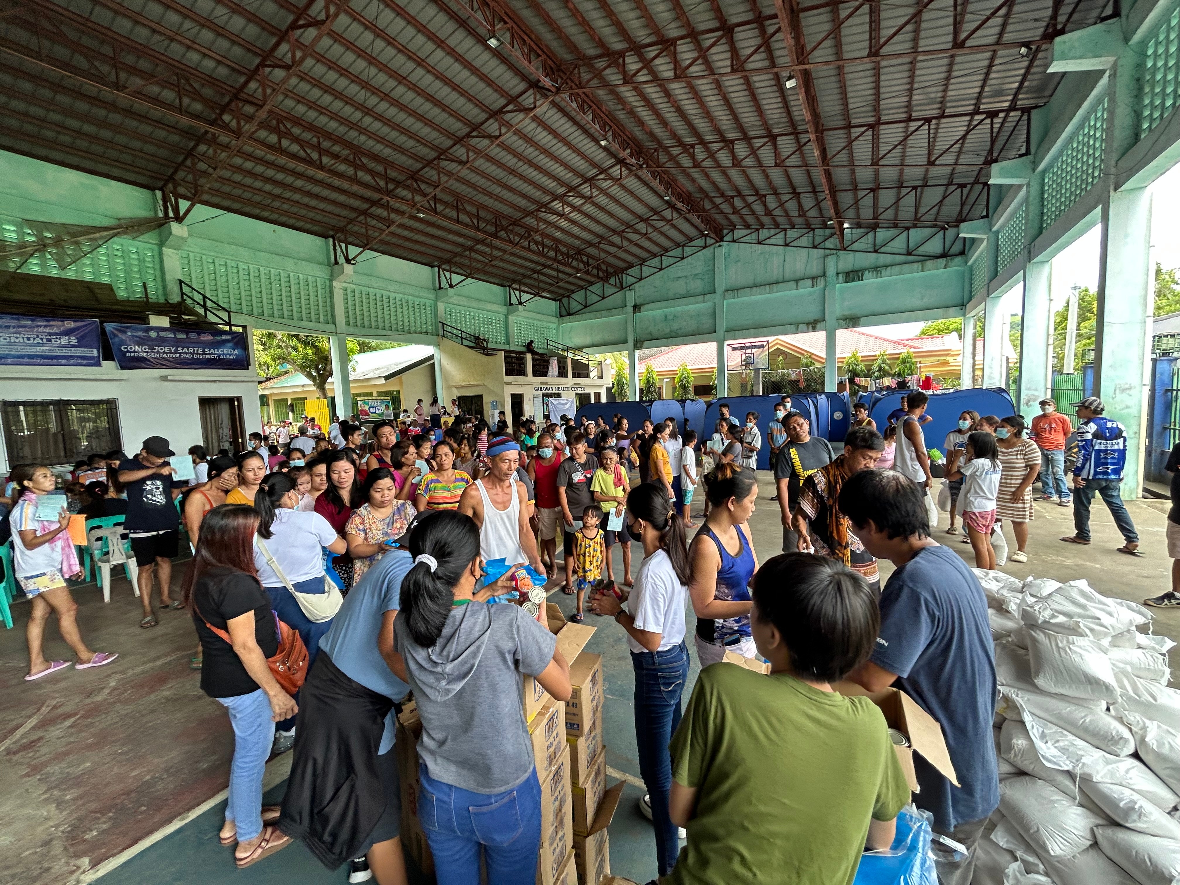 ABS CBN FOUNDATION AIDS EVACUEES IN ALBAY 4