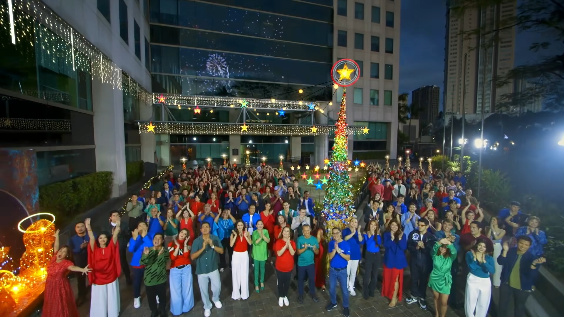 ABS-CBN Christmas Station ID “Pasko Ang Pinakamagandang Kwento” features GMA Network, TV5, And A2Z in historic music video