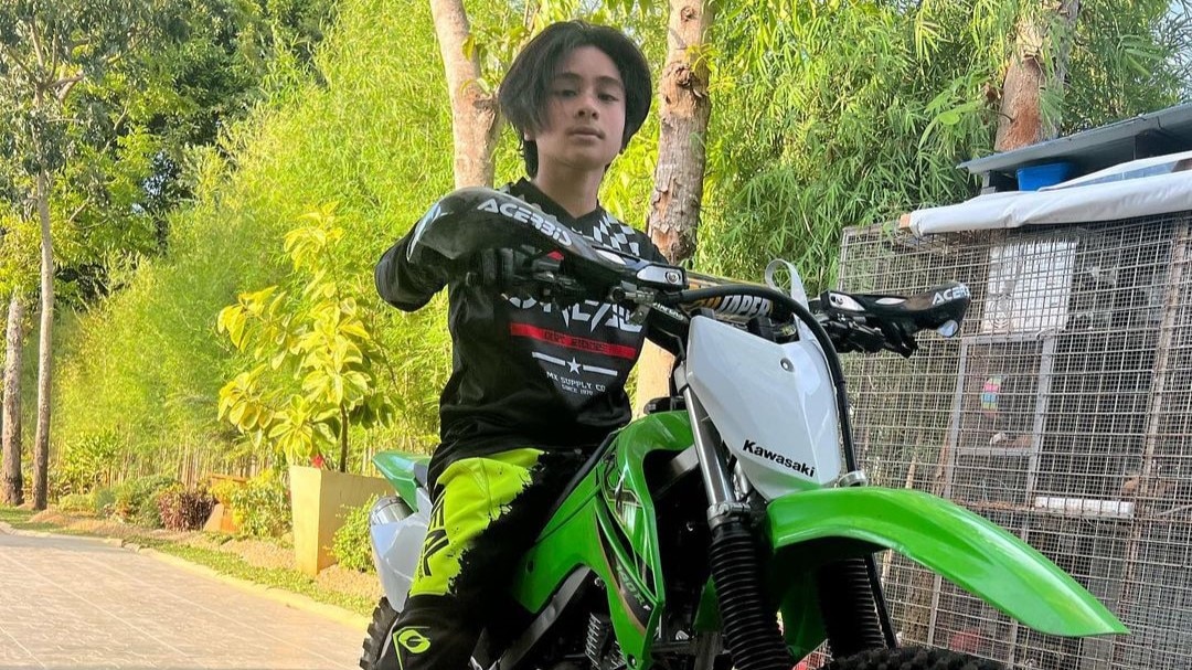 “Honesto” star Raikko Mateo showcases motorbike racing skills on “Tao Po”
