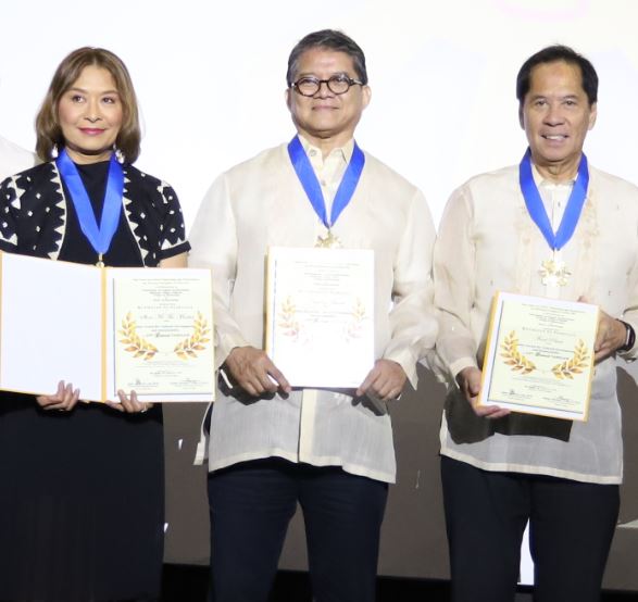 ABS CBN Lifestyle Ecosystem Head Ces Drilon and chefs Claude Tayag and Sandy Daza receive the awards for Show Me the Market, Chasing Flavors, and Food Prints