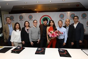 Kathryn, Daniel remain Kapamilyas, ink three year contracts with ABS-CBN