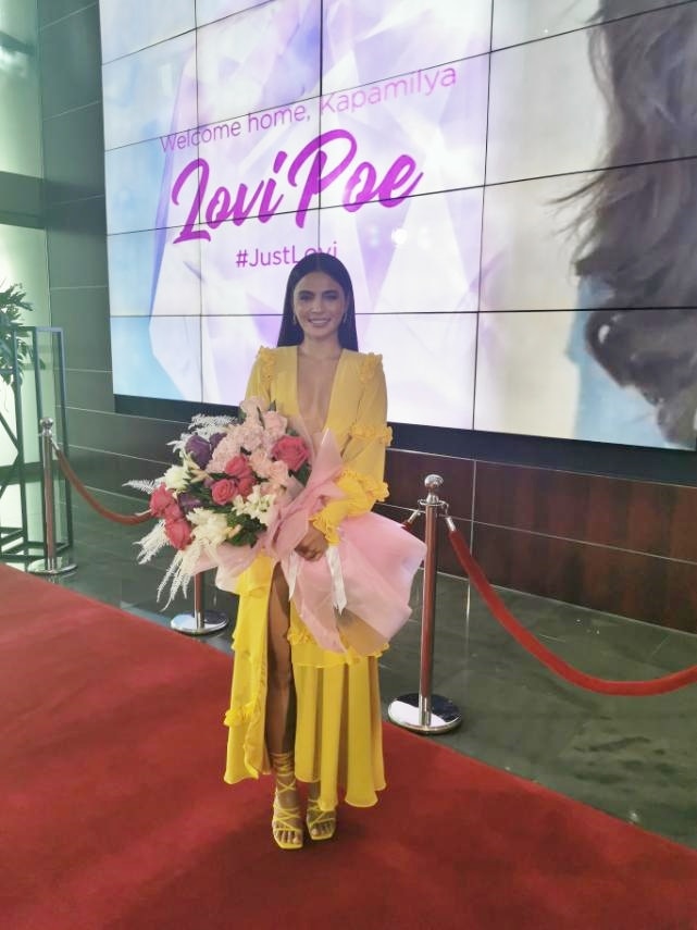A red carpet welcome was rolled out for Lovi Poe in ABS CBN, where she signed a contract today (September 16) (1)