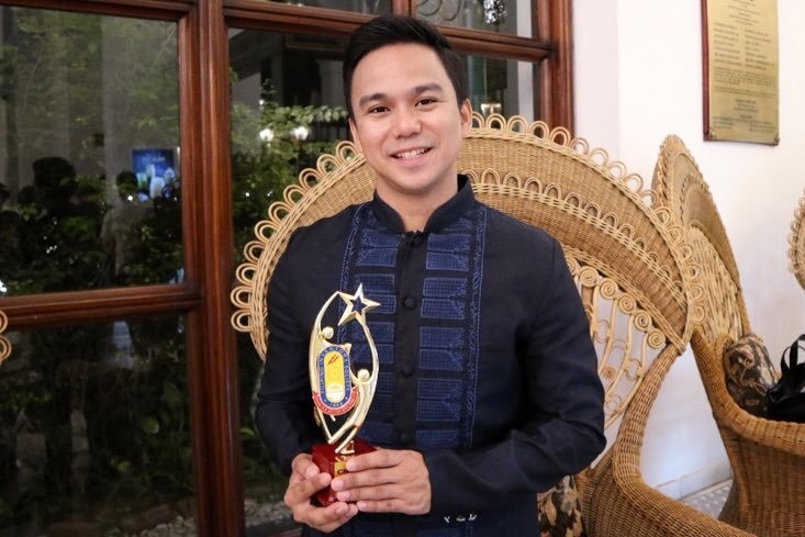 Michael Delizo receives the Best Media Personality for Television from the Filipino Inventors Society