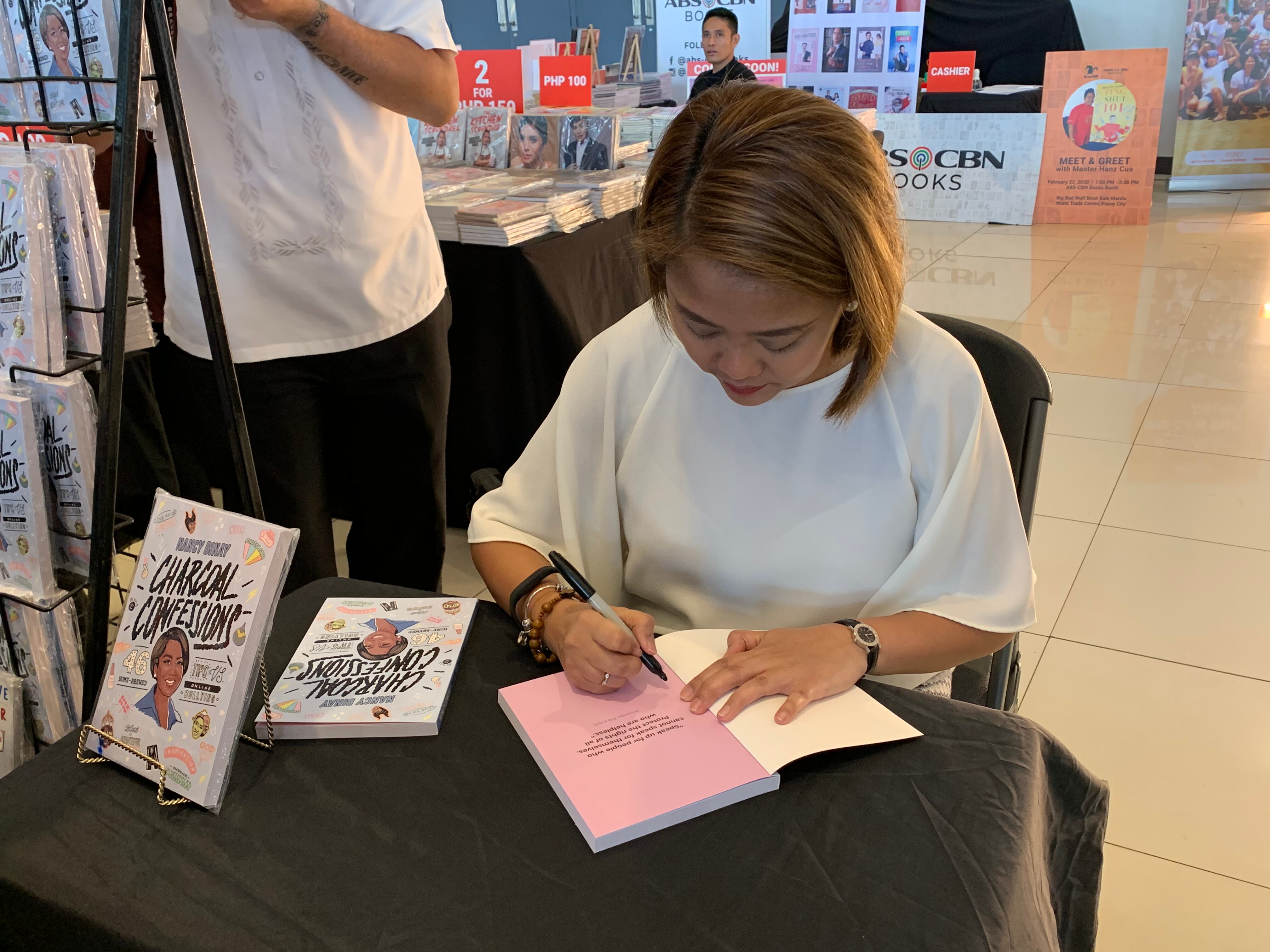 Senator Binay signs copies of 'Charcoal Confessions' (1)