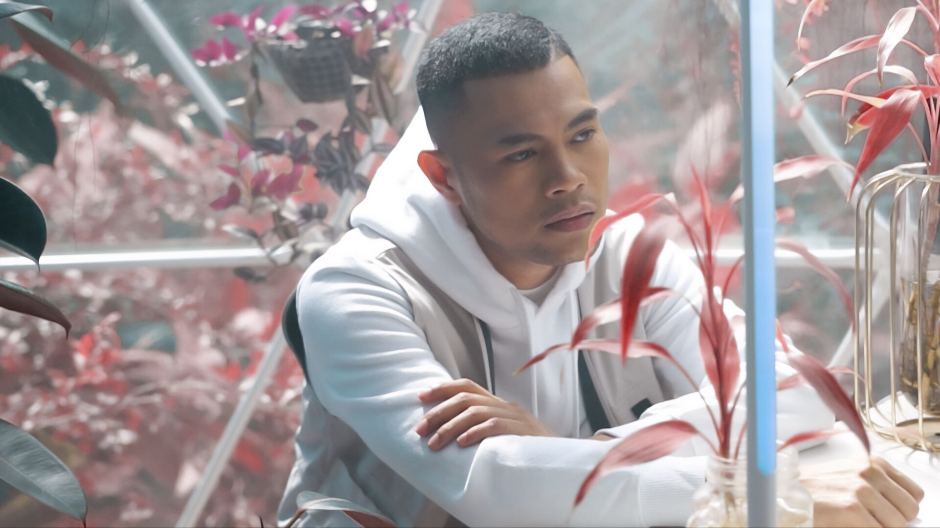 Bugoy drops futuristic "Tied" music video